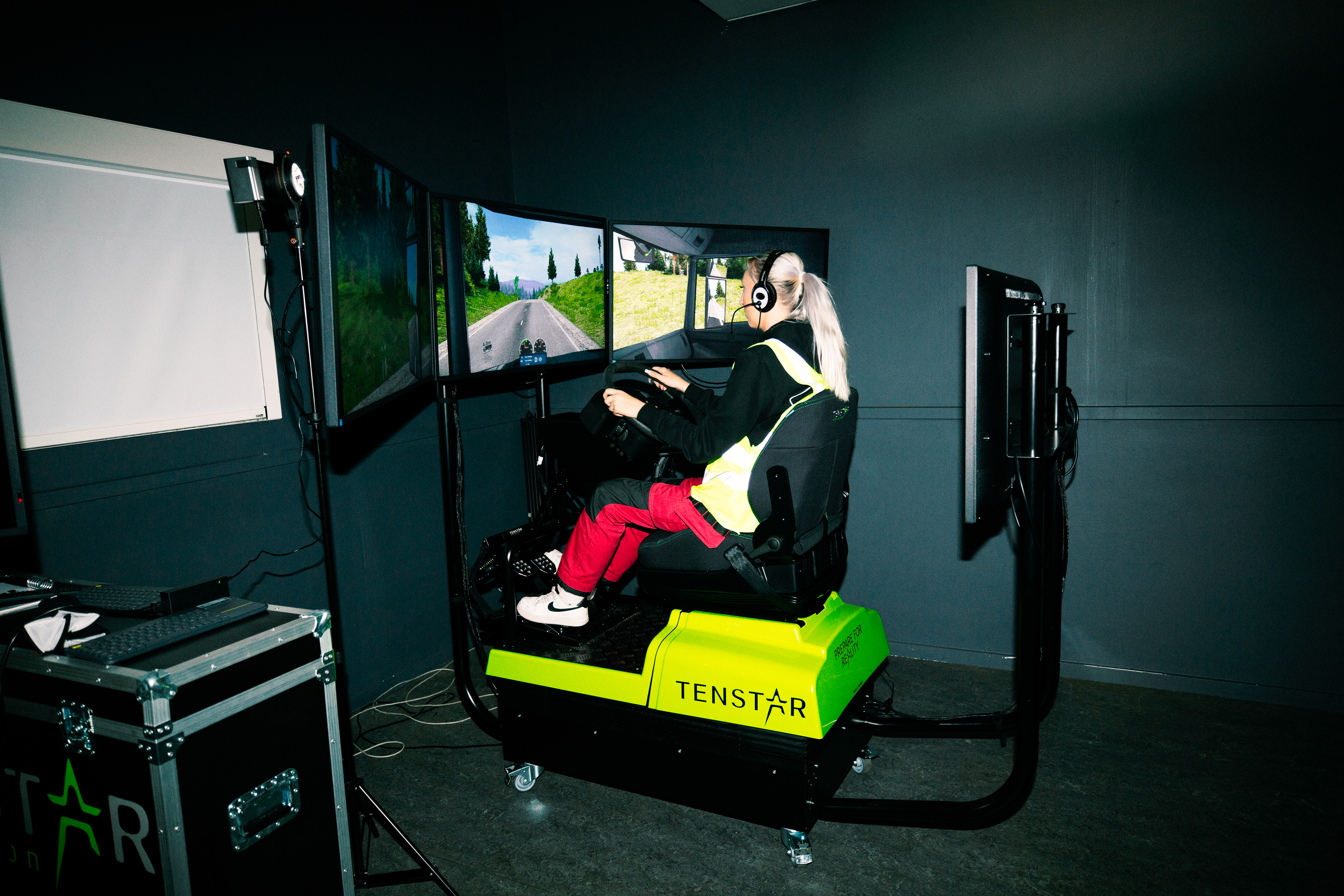 Person træner i en køresimulator til vejgodstransport, køresimulator, vejgodstransport, træning, lastbil, simulatortræning